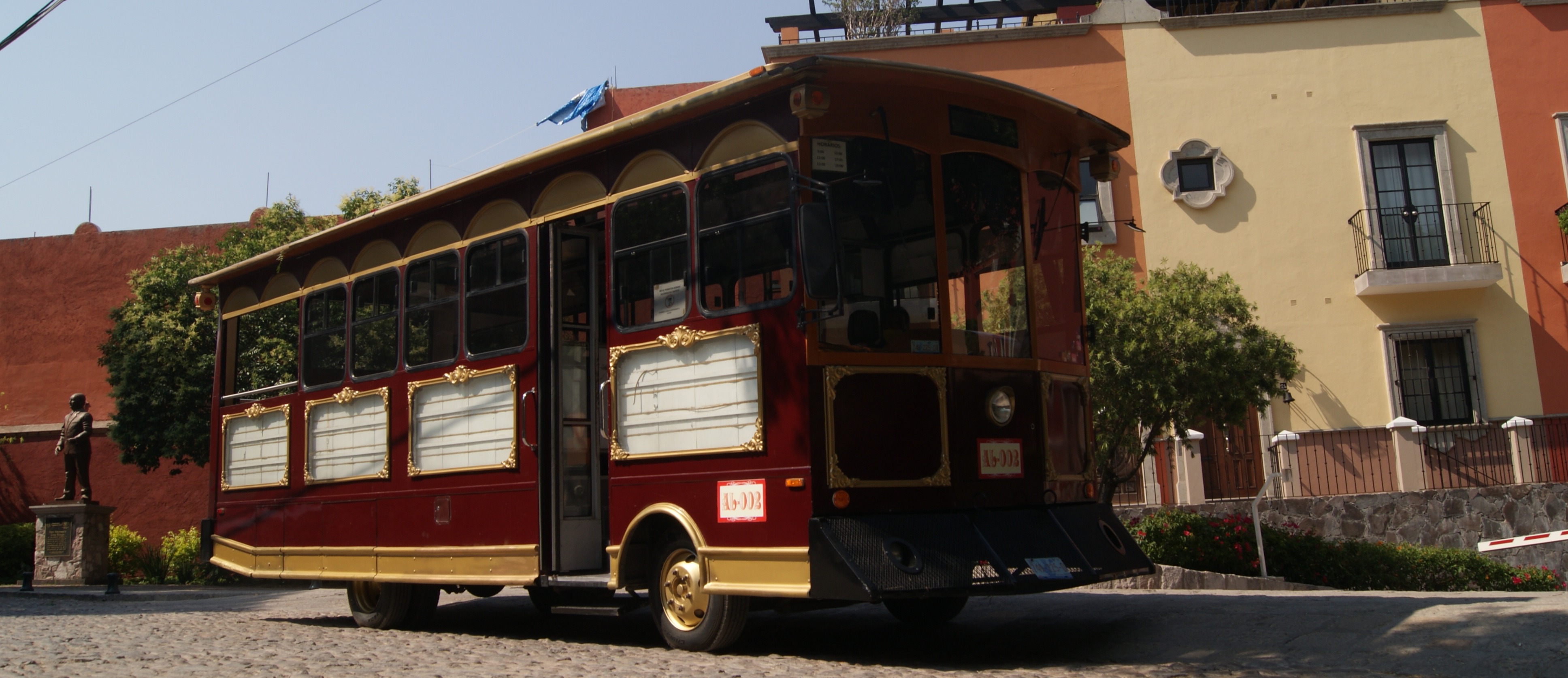 Guided tours with transport (in historic towns).